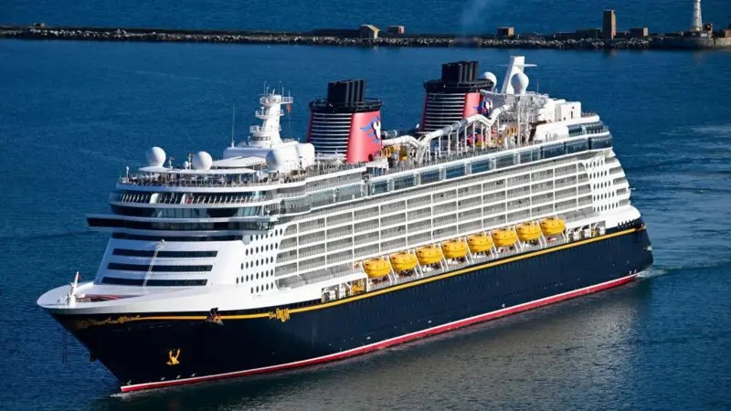 Pai pula de navio da Disney para salvar filha que caiu no mar