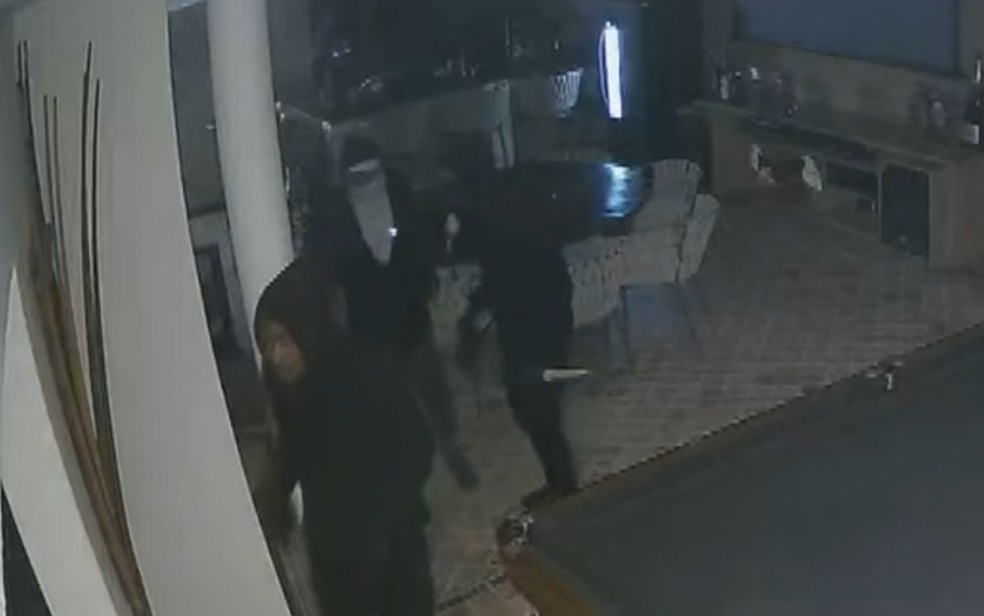Ladrões invadiram condomínio e renderam um casal dentro de casa na Zona Sul de Ribeirão Preto, SP — Foto: Reprodução/Câmeras de segurança