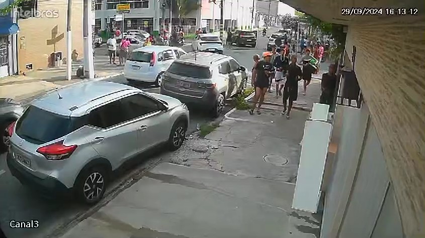 VÍDEO flagra carro que avança cruzamento e provoca acidente no bairro de Pajuçara