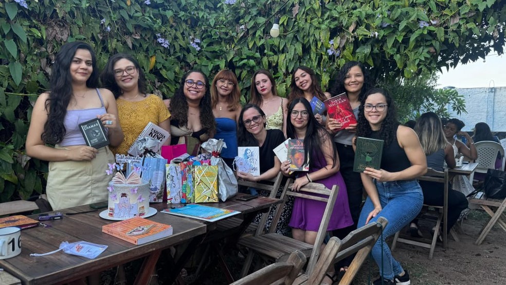 O clube literário Biblioteca Aqui e Agora reúne cerca de vinte mulheres jovens em encontros mensais. — Foto: Arquivo pessoal