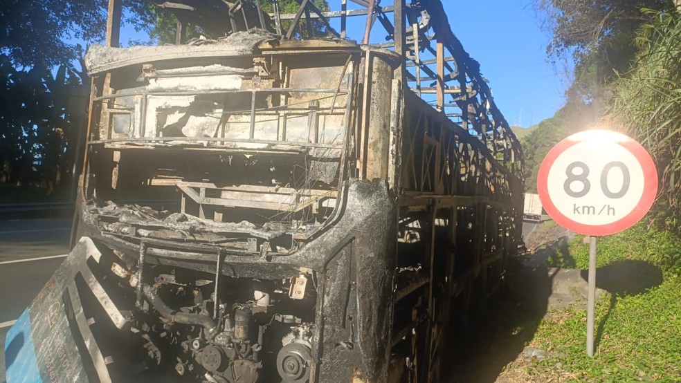 Ônibus incendiado por guimba de cigarro na Serra das Araras — Foto: Divulgação/PRF