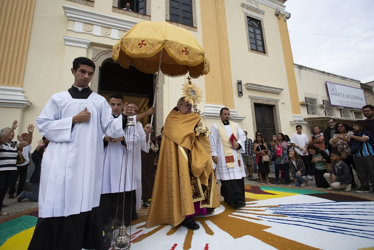 Corpus Christi reúne fiéis e mantém tradição dos tapetes no Centro de Campos