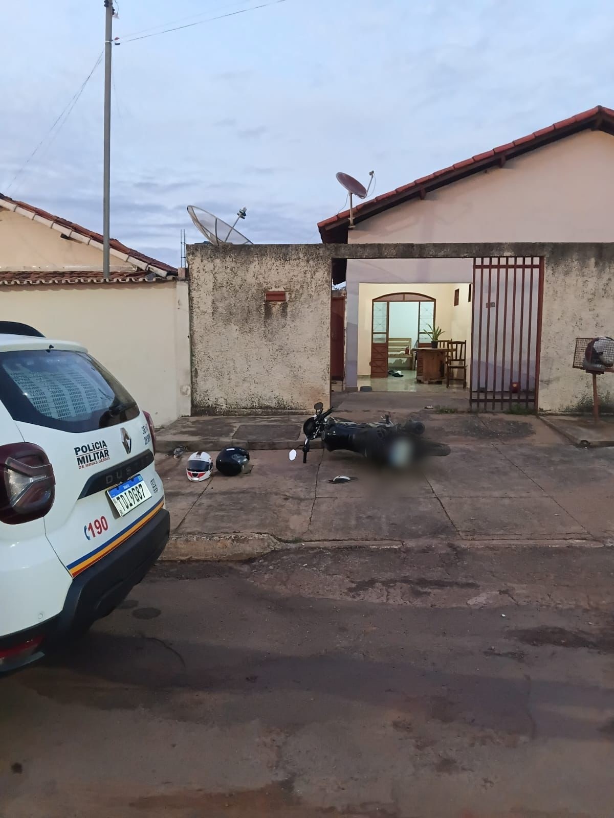 Homem é baleado no momento em que chegava em casa de moto, em Arinos