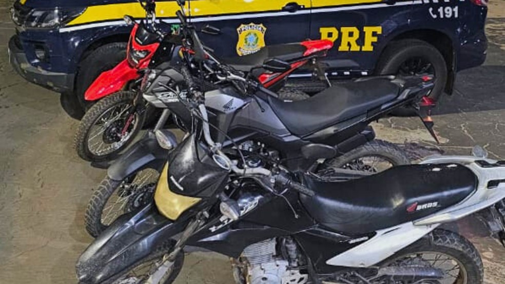 Três motocicletas com registro de furto são recuperadas pela PRF em Caxias, no MA. — Foto: Divulgação/PRF-MA