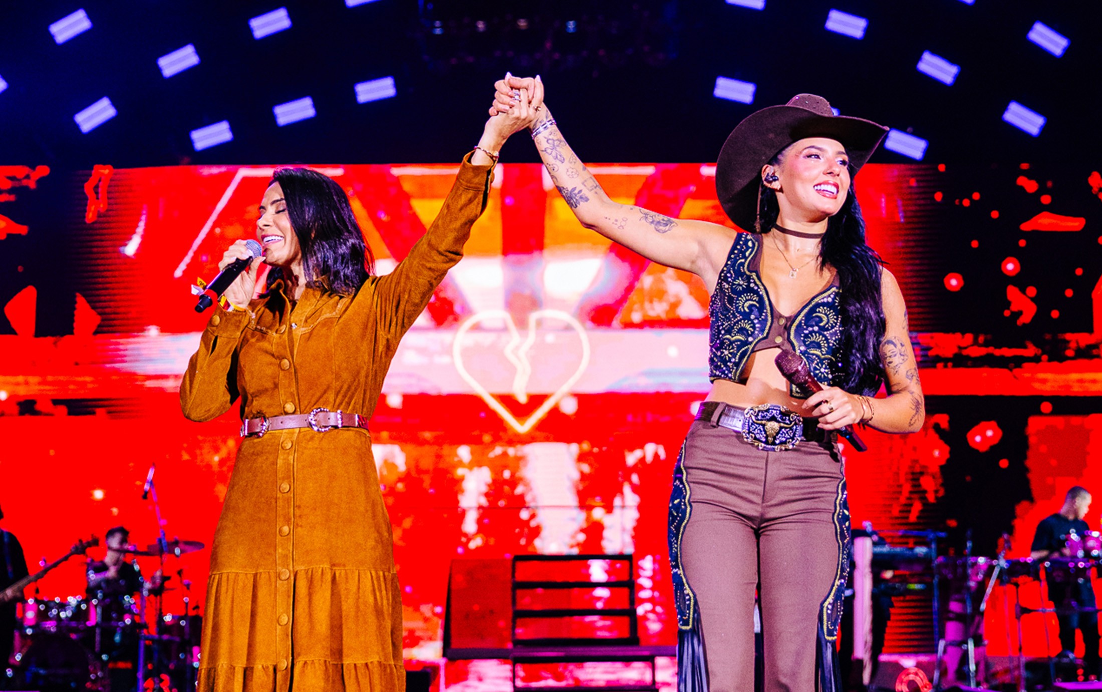 Ana Castela canta com a mãe no palco do Ribeirão Rodeo Music 2026 em Ribeirão Preto, SP