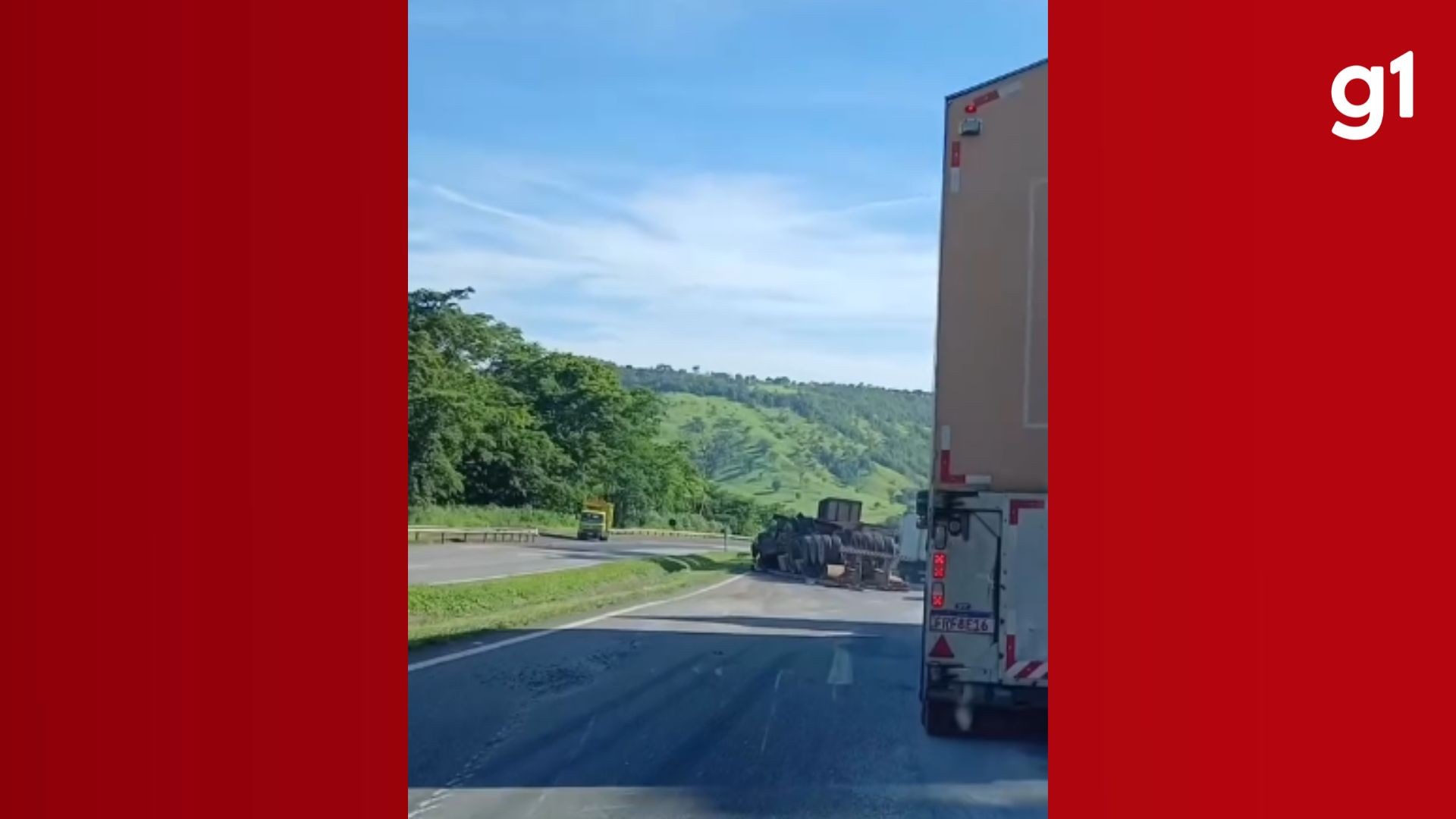 Carreta com adubo tomba e causa congestionamento na BR-050 entre Araguari e Catalão