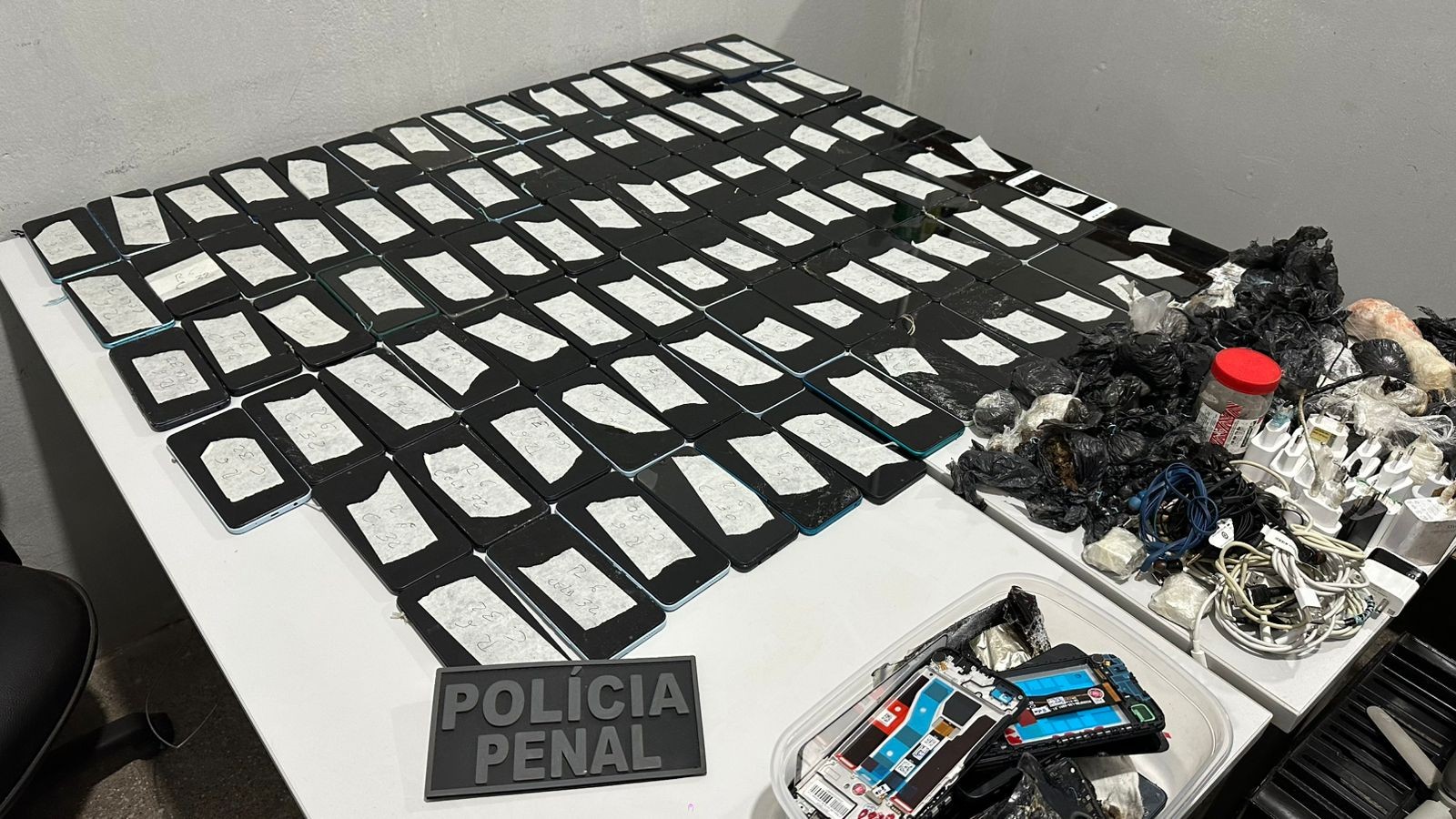 Mais 86 celulares são apreendidos em celas e polícia descobre 'loja' de assistência técnica dentro da maior penitenciária de MT