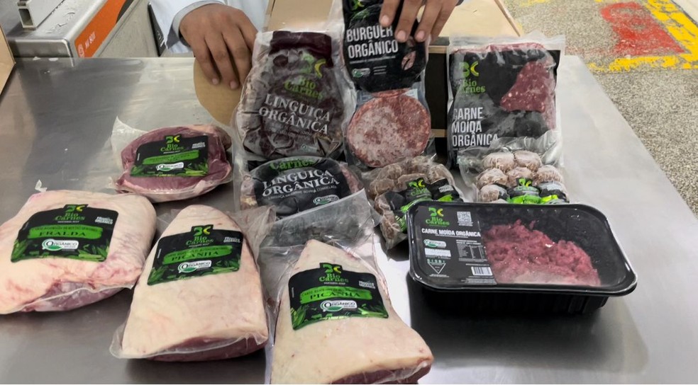 Carnes são embaladas a vácuo, algumas destinadas para consumo em churrasco e outros para o dia a dia. — Foto: José Câmara/g1 MS