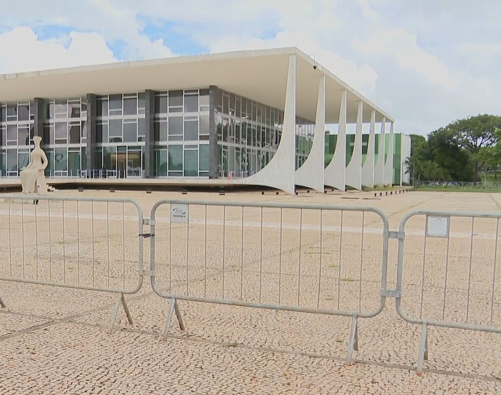 STF volta a ser cercado com grades após explosões em Brasília — Foto: TV Globo/Reprodução