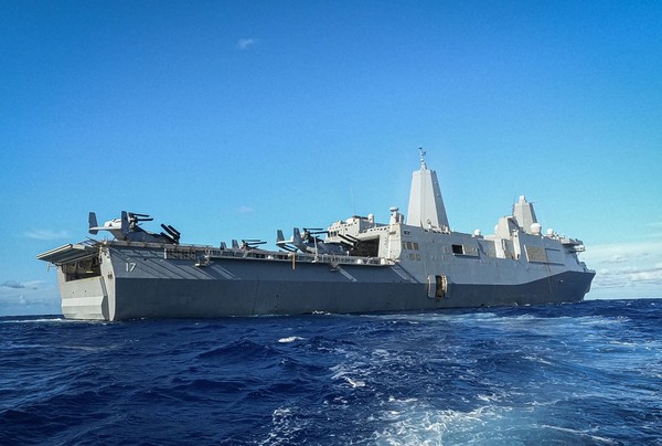 Navio anfíbio USS San Antonio, integrante do grupo de combate Iwo Jima da Marinha dos Estados Unidos. — Foto: Sargento Nathan Mitchell/Marinha dos Estados Unidos