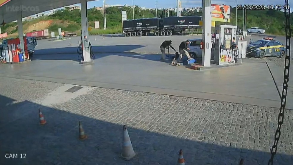 Motorista foge de blitz, invade posto de gasolina e bate carro em bomba de combustível na BA — Foto: Arquivo Pessoal
