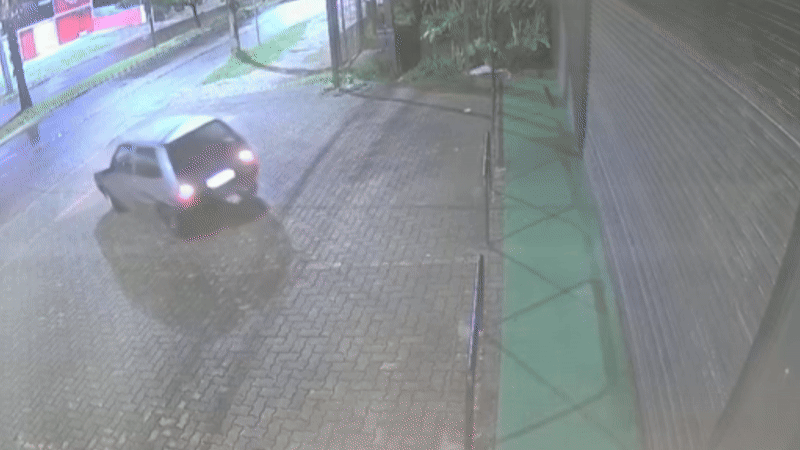 VÍDEO mostra criminosos dando ré com carro para destruir portão de loja e furtar roupas no RS