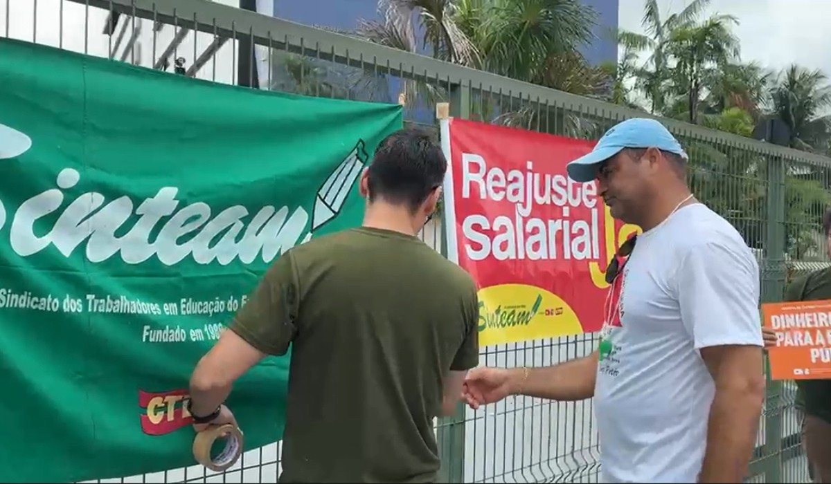 Categoria da educação realiza ato durante eleição indireta no AM e cobra reajuste salaria