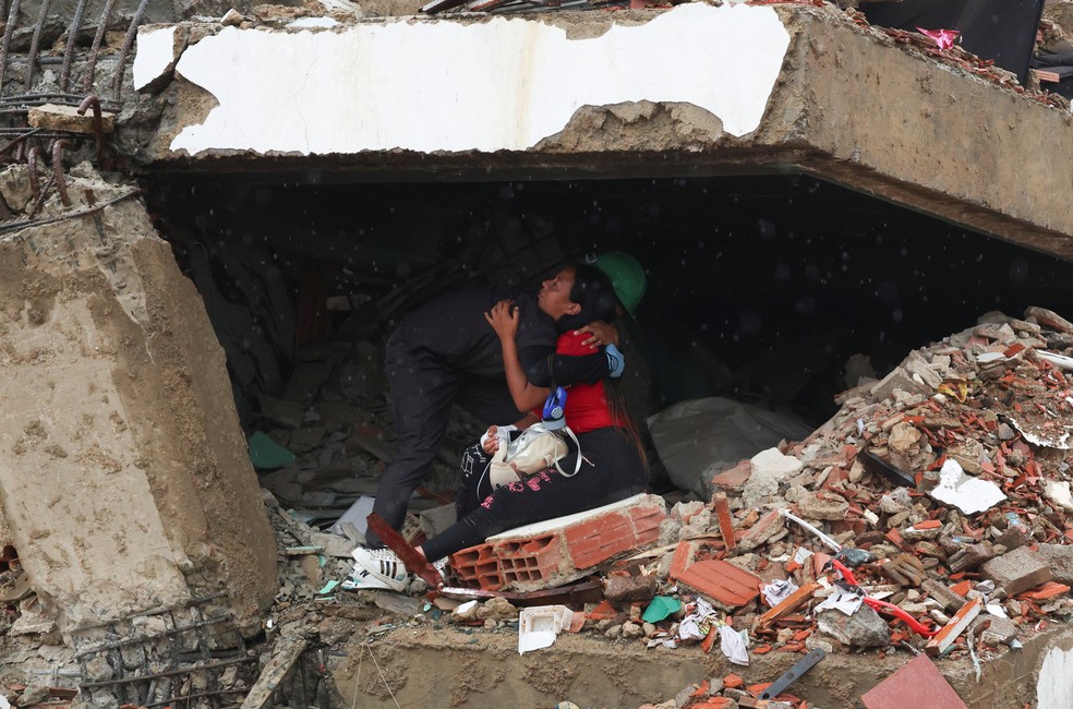 Pessoas se abraçam enquanto as buscas continuam após o terremoto de 24 de junho em La Guaira, Venezuela — Foto: REUTERS/Leonardo Fernandez Viloria
