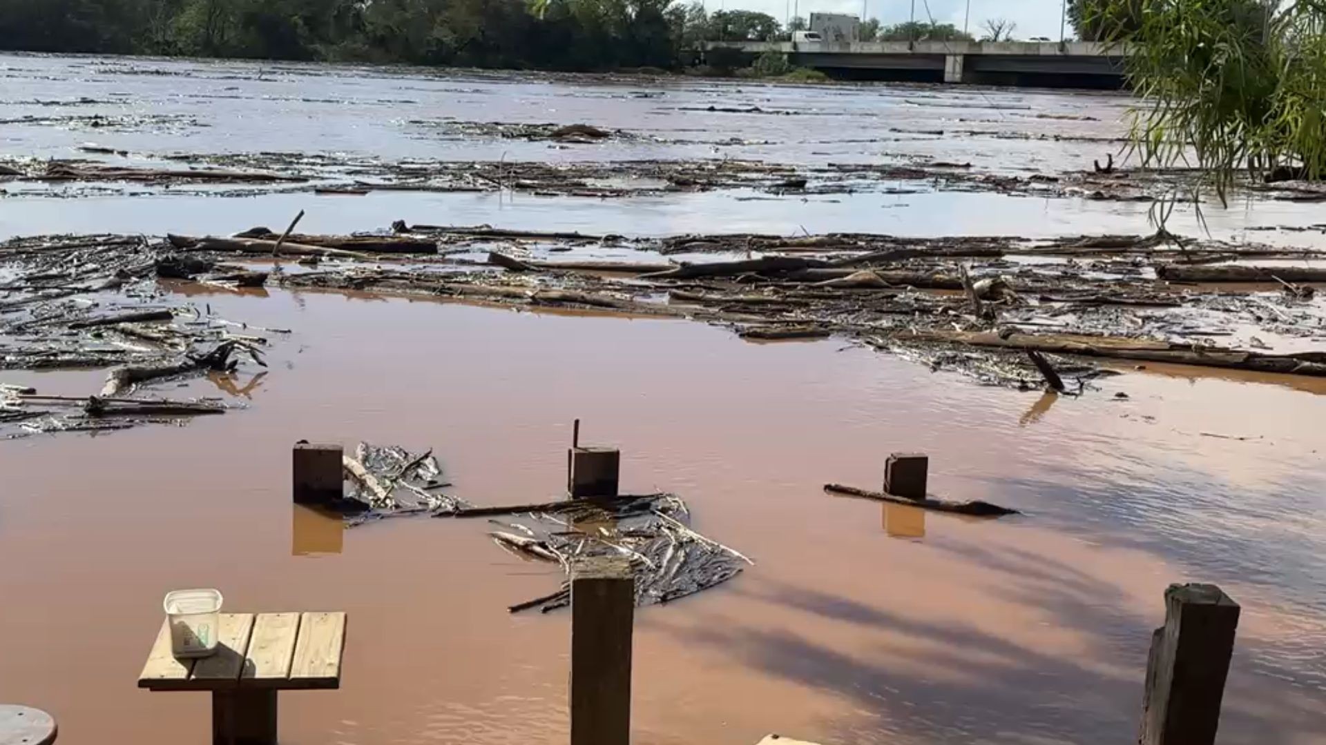 Após temporais, Defesa Civil emite aviso de risco alto para elevação do nível do Guaíba em Porto Alegre até sexta-feira