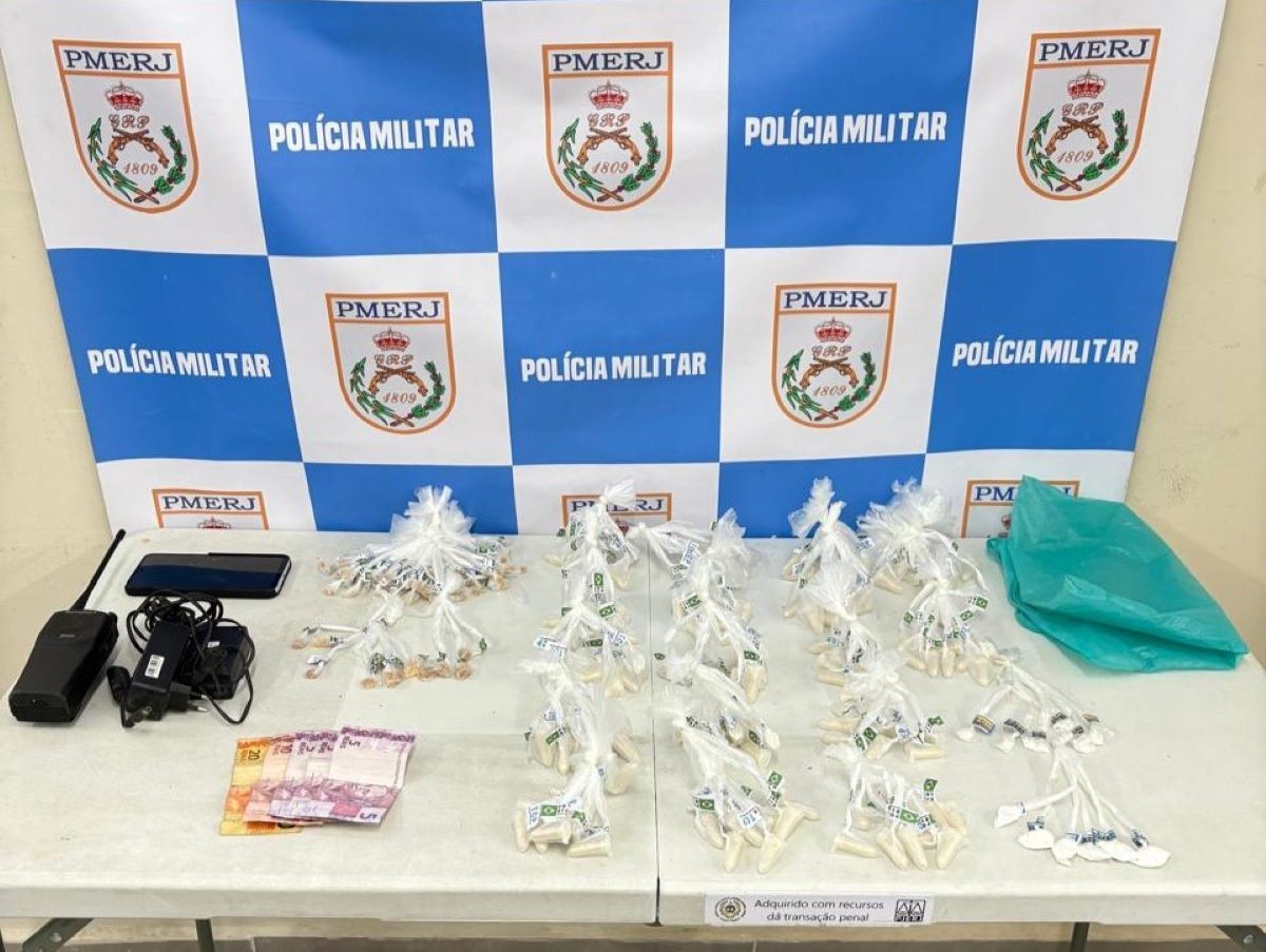 Jovem é preso e adolescente apreendido com drogas em Volta Redonda