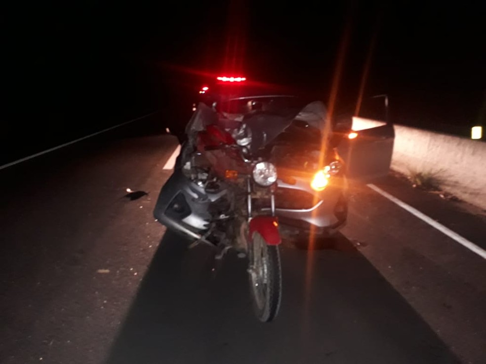 G1 - Motociclista e garupa morrem em acidente entre carro e moto