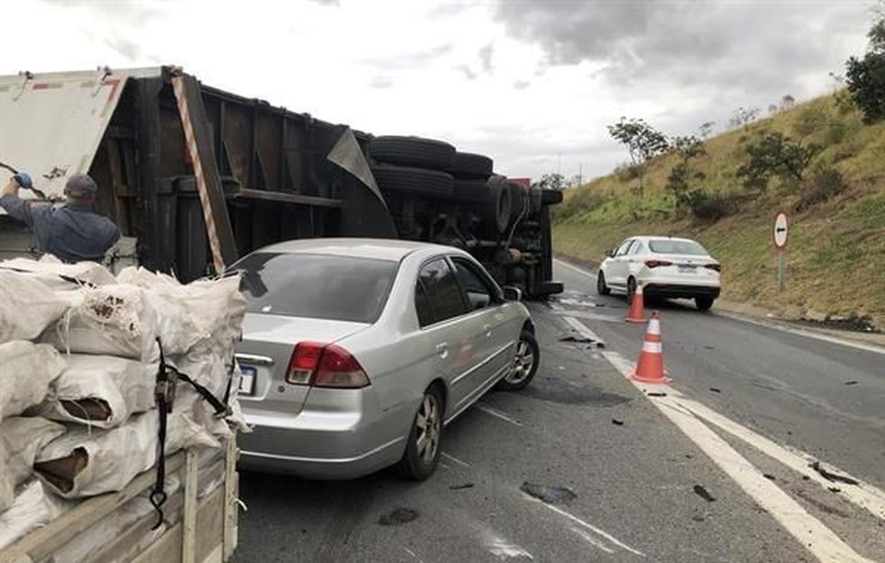 Carro bate em traseira de carreta tombada na Castelinho (SP-75) em Sorocaba (SP) — Foto: Artesp/Divulgação