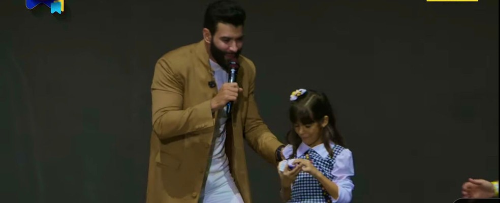 Gusttavo Lima e Alice, de 7 anos, que subiu no palco para conhecer o cantor, em Campina Grande — Foto: Reprodução/Sua Música