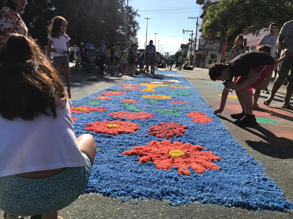 Tapetes começaram a ser confeccionados na frente da Igreja de Nossa Senhora da Assunção, em Cabo Frio, no RJ — Foto: Vinícius Pereira/Inter TV