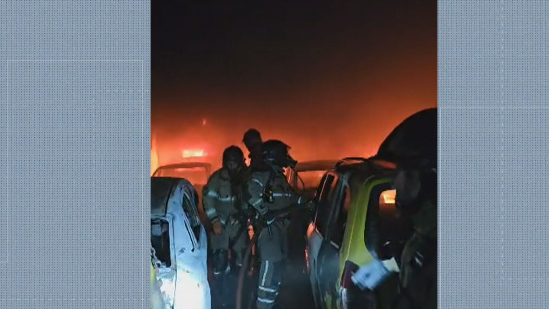 Apartamento e carros de oficina são destruídos em incêndio no Complexo do Alemão