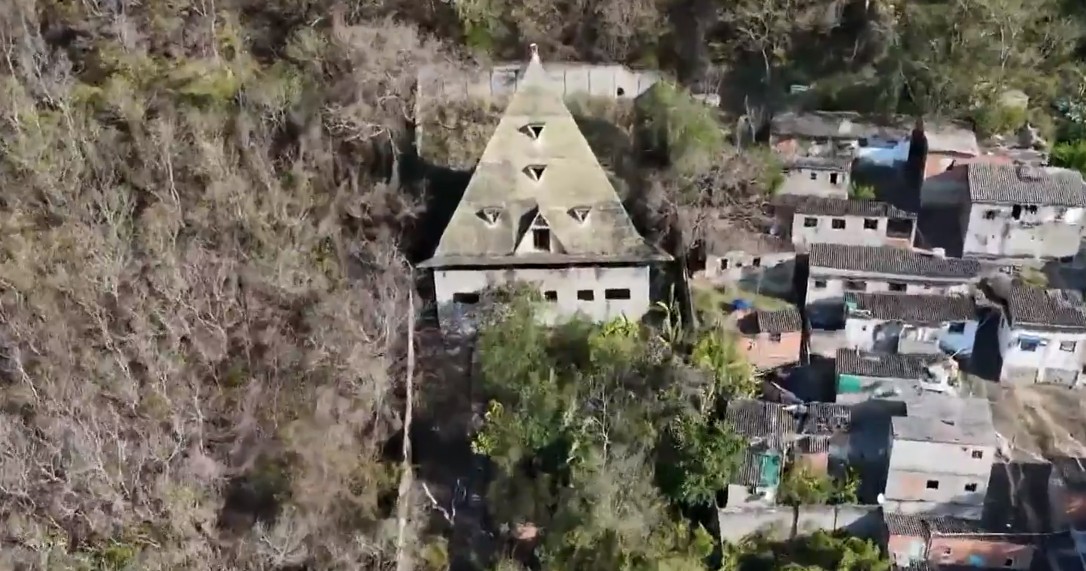 A história da pirâmide misteriosa às margens da Linha Amarela