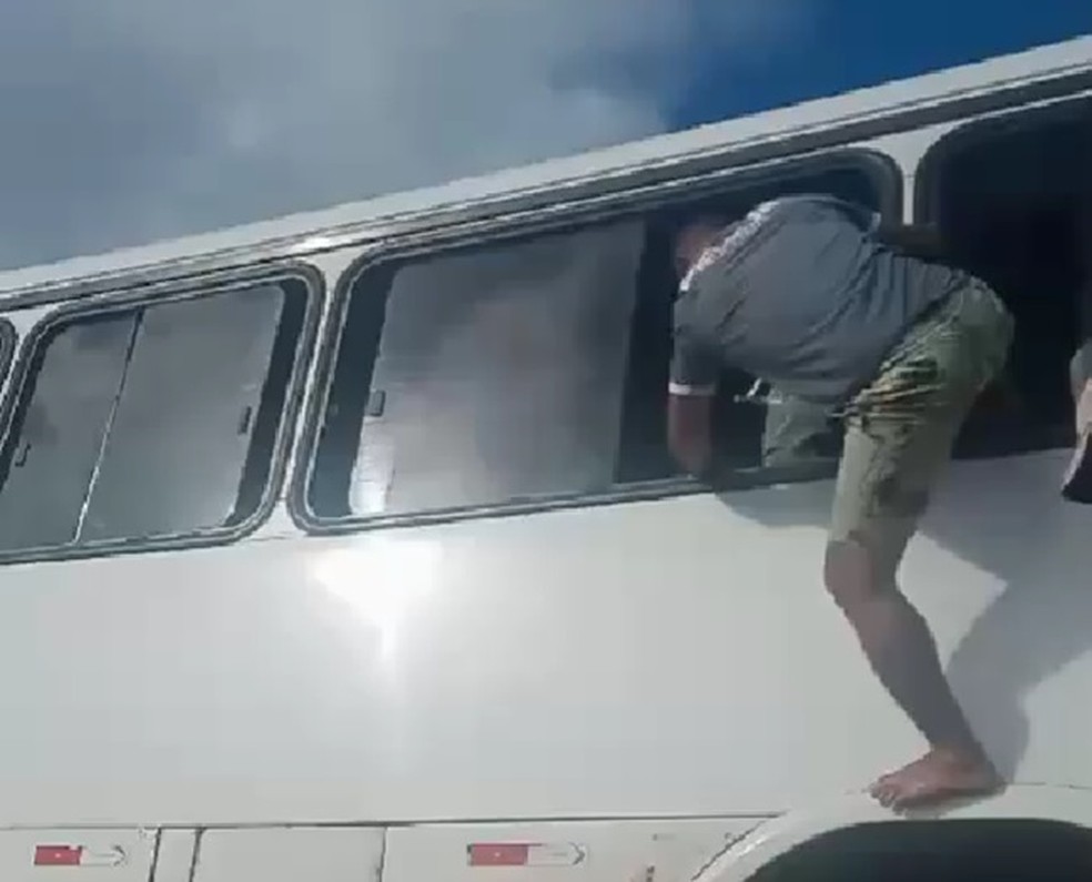 Passageiros sai de ônibus pela janela durante incêndio no RN — Foto: Reprodução
