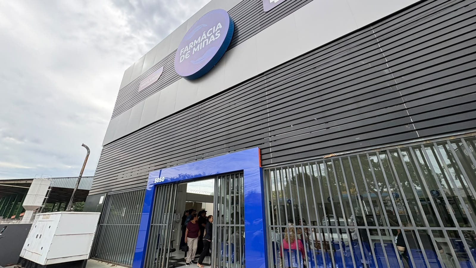 Há 3 meses em novo endereço, Farmácia de Minas fica alagada após chuva em Uberlândia