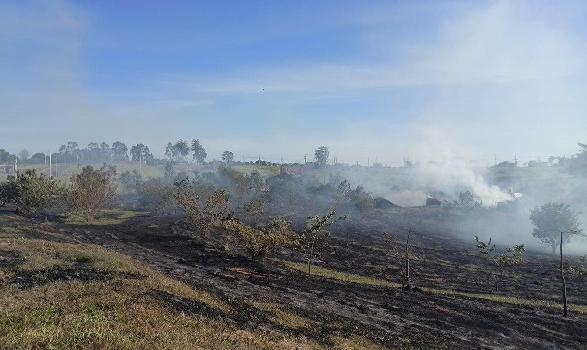 Incêndio de grande proporção atinge área de pastagem, em Regente Feijó 