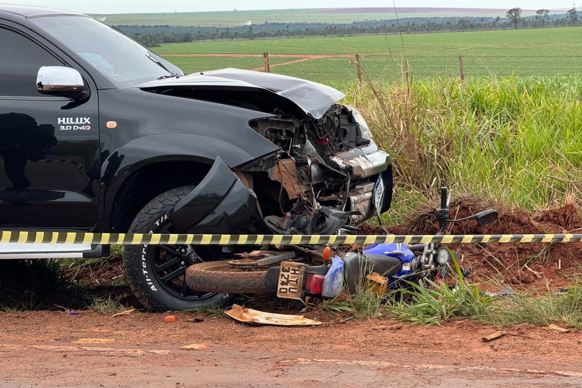 Motociclista morre após caminhonete acompanhar ultrapassagem de caminhão e bater na MS-141