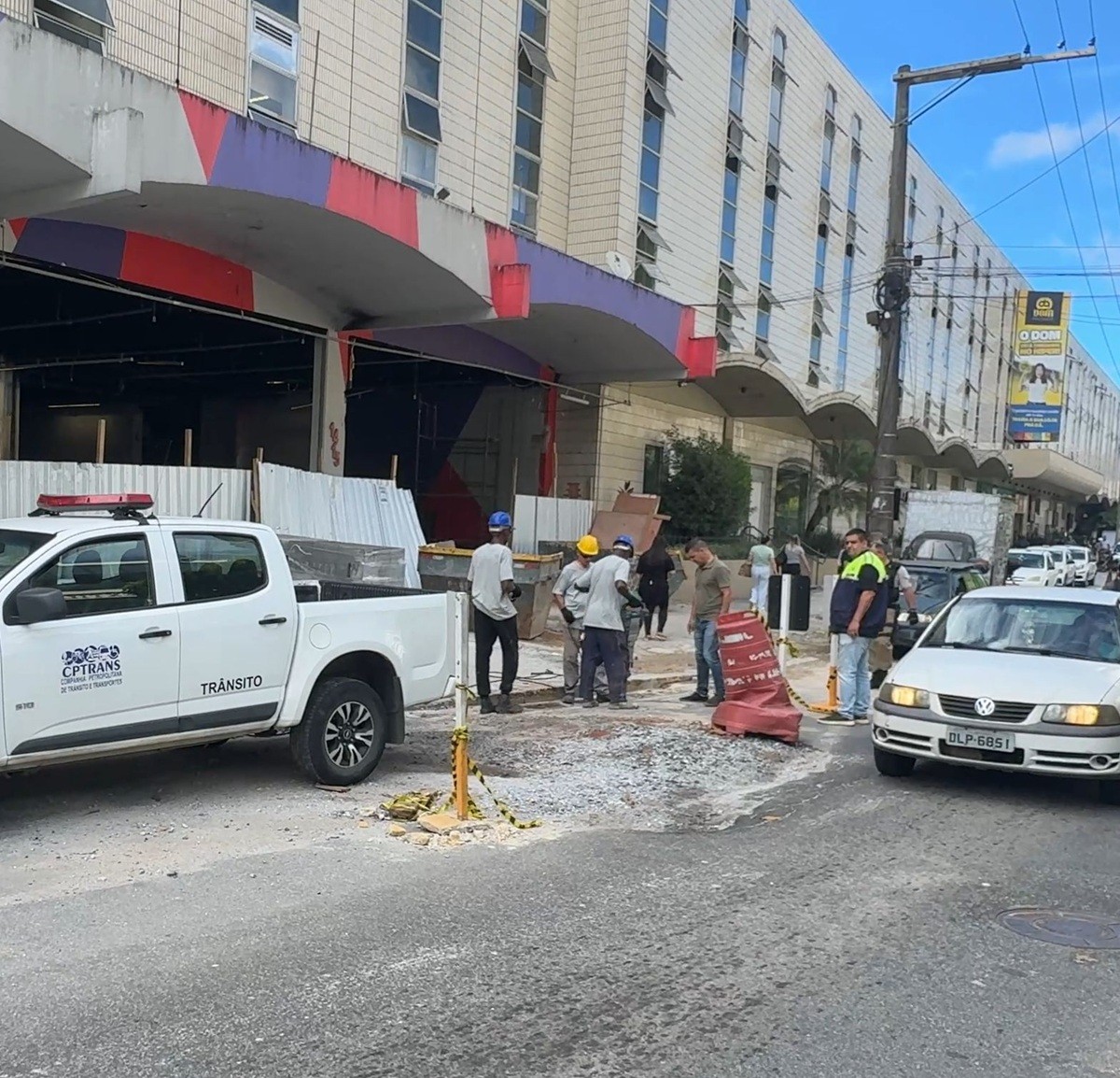 Obras de drenagem provocam interdições e mudanças no trânsito em Petrópolis