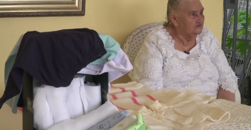 Beatriz Ferreira e peças feitas por ela para kits — Foto: Anselmo Ferreira/Inter TV Cabugi