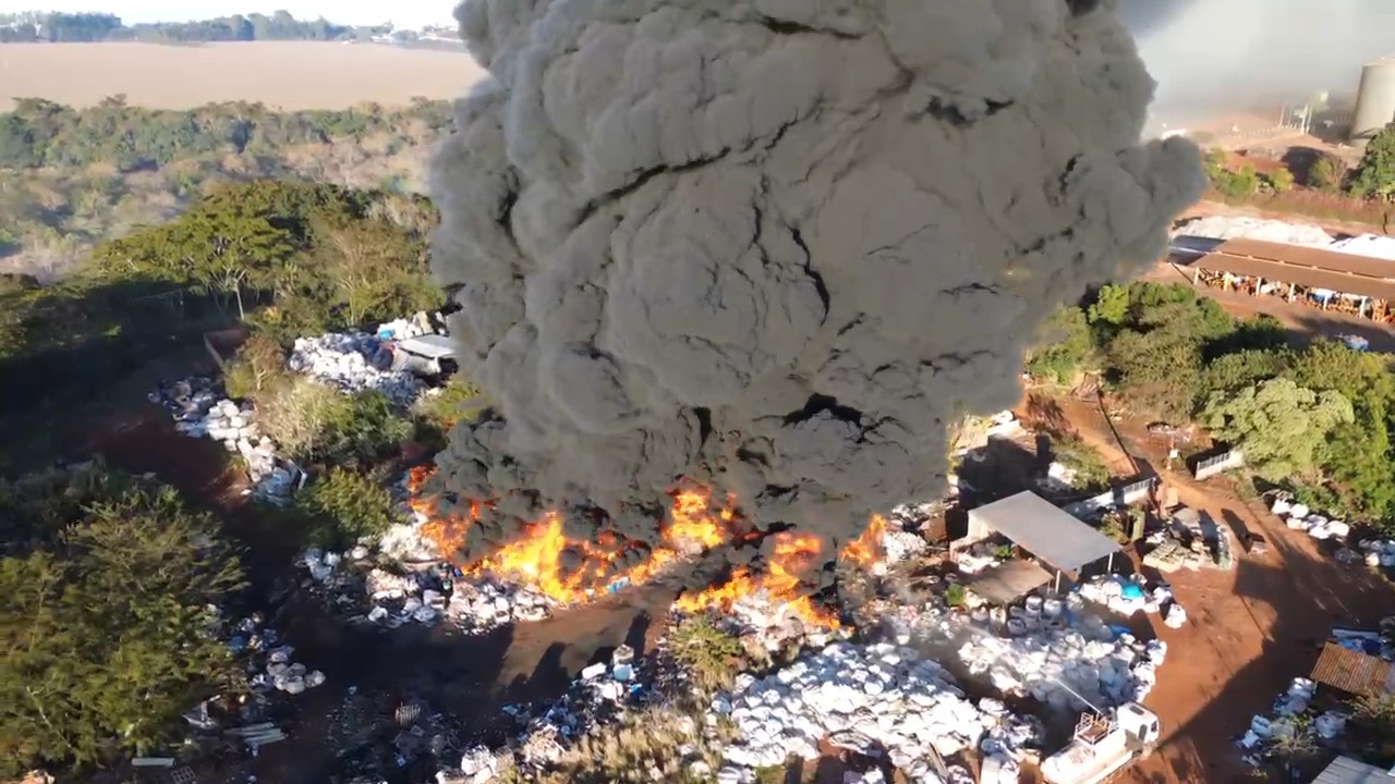 Incêndio de grandes proporções atinge depósito de recicláveis no interior de SP