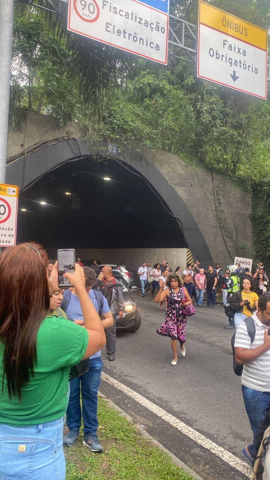 Incêndio em ônibus interdita o Túnel Rebouças, sentido Zona Sul do Rio