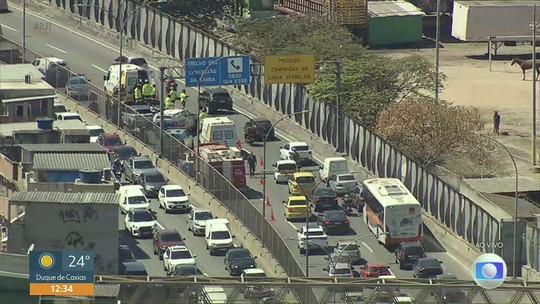 Carro de polícia na Linha Amarela no Rio de Janeiro