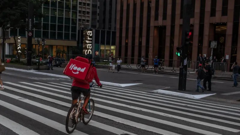 O que pesquisador descobriu pedalando como entregador de apps por 6 meses: 'É terra de ninguém, risco de vida o tempo todo'