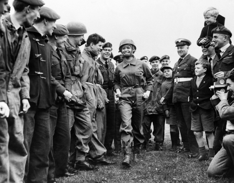 Brigitte Bardot circula entre jovens da Força Aérea Real Britânica (RAF) durante as filmagens de "Babette Vai à Guerra", em 1959, na base aérea de Abingdon. — Foto: AFP