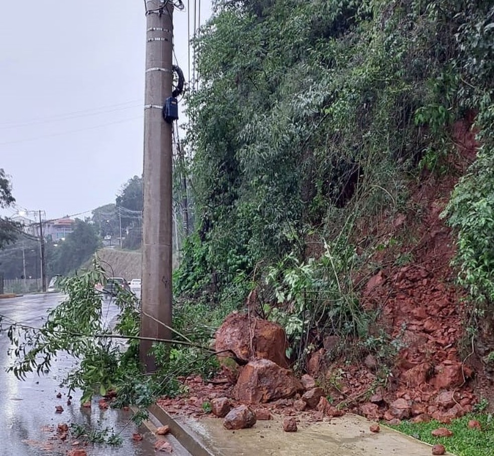 Concórdia, no Oeste: deslizamento de terra em estrada do município — Foto: Reprodução/NSC TV