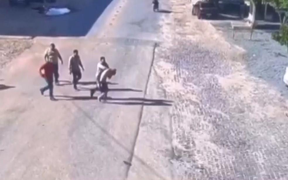 Suspeito de estuprar filhas tentou fugir em Carinhanha, mas foi alcançado por policiais — Foto: Reprodução TV Sudoeste