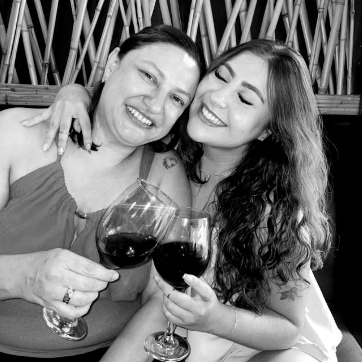 'Me sinto silenciada': mãe cobra justiça um mês após jovem de MG ser morta pelo namorado em Goiânia