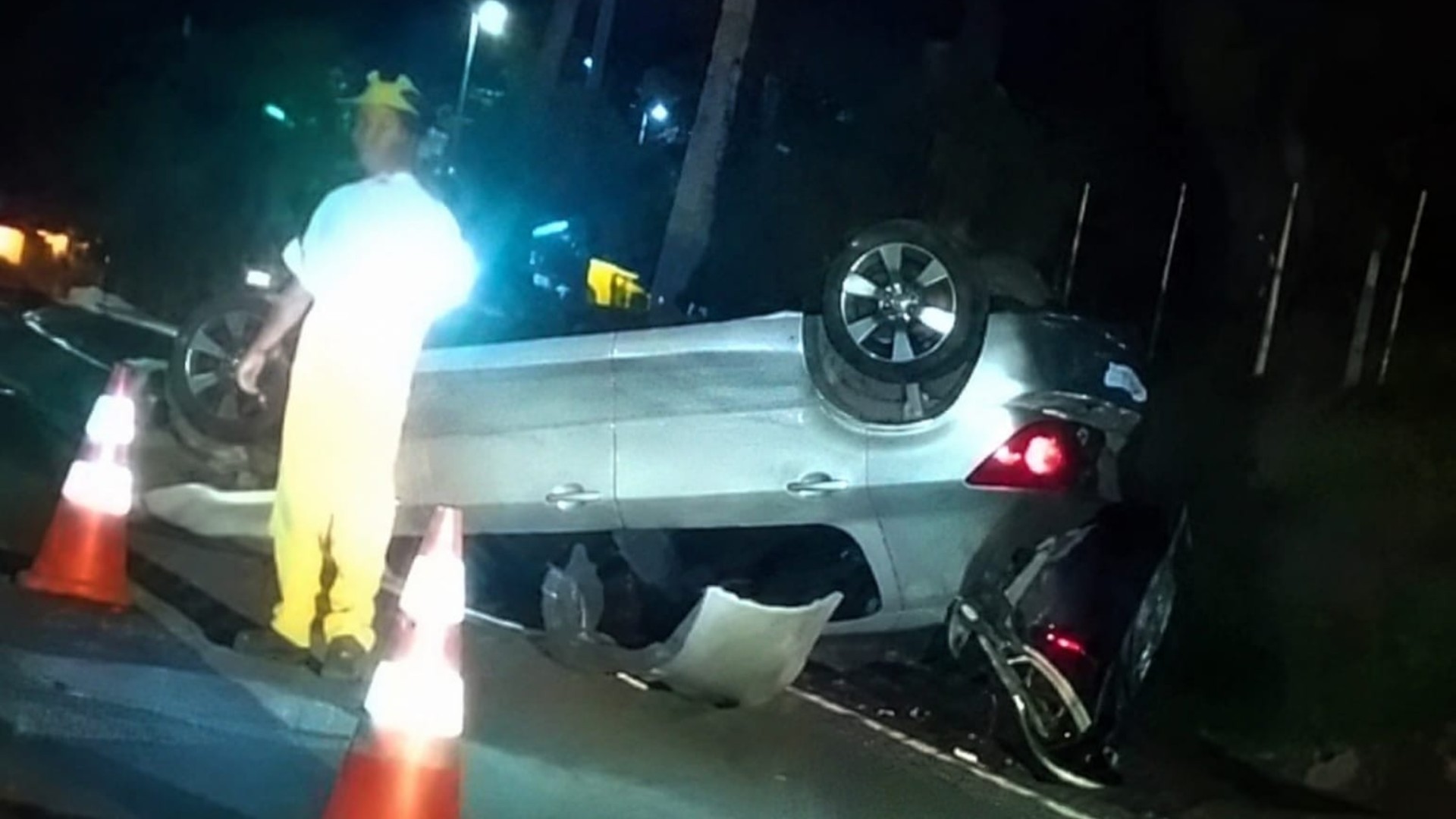 Motorista perde controle da direção e capota carro na Rodovia Raposo Tavares em Mairinque
