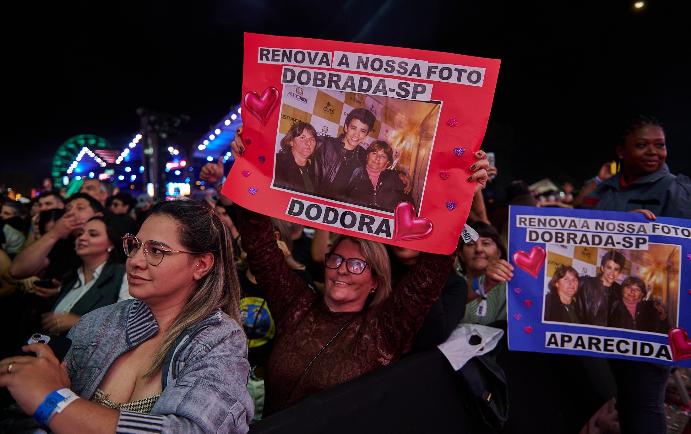 Gusttavo Lima brinca ao ver cartaz de fã com foto antiga dele: 'Eu ainda não tinha feito o retoque'