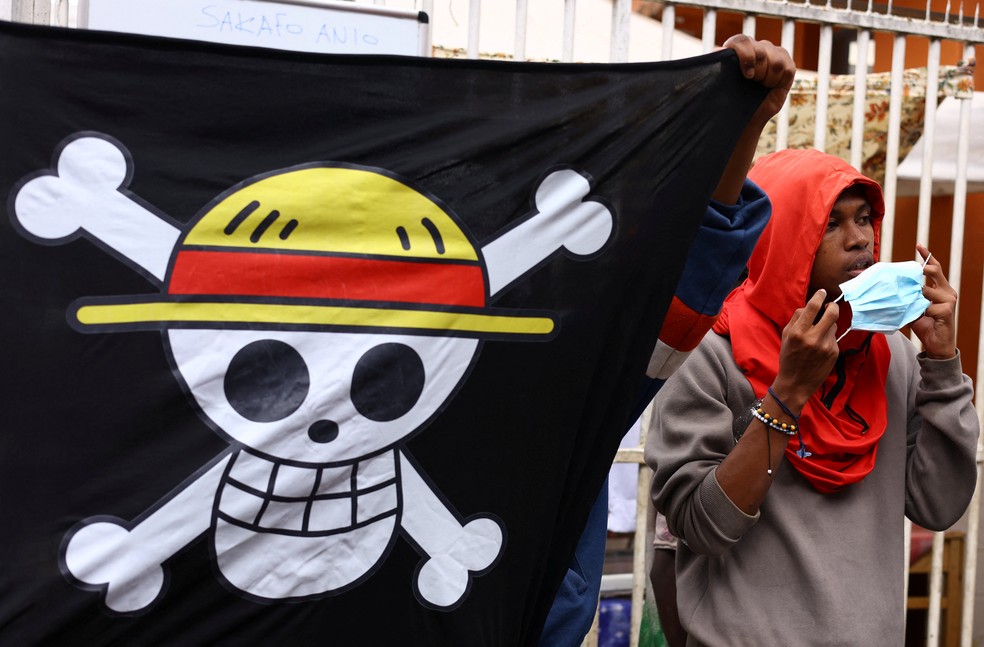 Manifestantes com a bandeira do mangá 'One Piece' em Madagascar — Foto: REUTERS/Siphiwe Sibeko