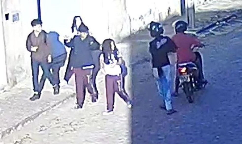Polícia captura dupla flagrada assaltando estudantes que estavam a caminho da escola em Juazeiro do Norte, no Ceará — Foto: Reprodução/Câmeras de segurança