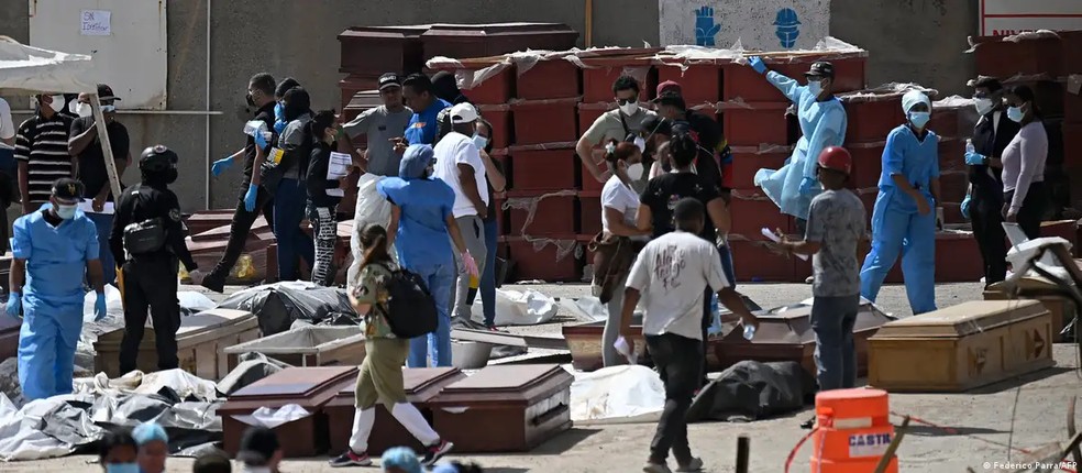 Corpos encontrados nos escombros estão sendo levados para o porto de La Guaira — Foto: Federico Parra/AFP