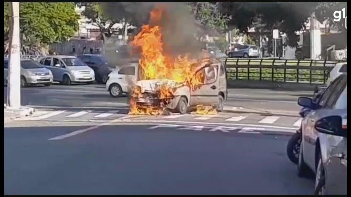 VÍDEO: Carro pega fogo no centro de Caxias do Sul