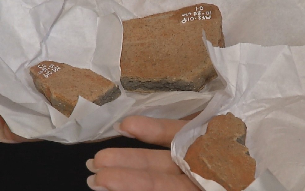 Peças de cerâmica pré-colonial encontradas no terreno do empreendimento serão encaminhadas para o Museu de Jataí — Foto: Reprodução/TV Anhanguera