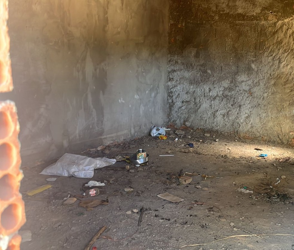 Sala em obras tinha preservativos, roupas íntimas e muito lixo  Foto: Ana Paula Rehbein/ TV Anhanguera