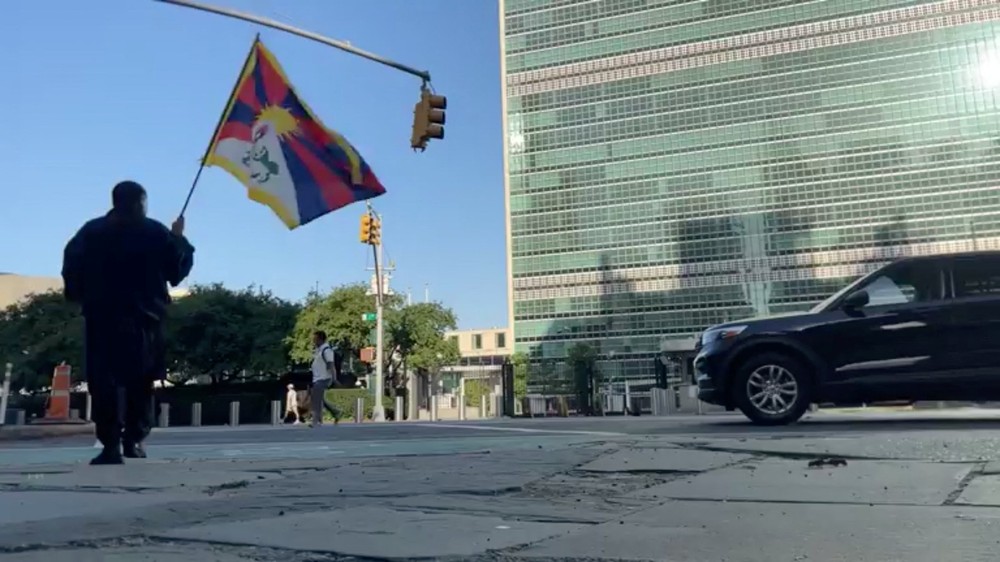 Homem morre após atear fogo ao próprio corpo em protesto próximo à sede da ONU