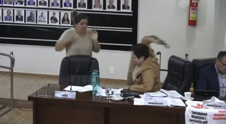 Vídeo mostra vereadora arremessando microfone contra assessora durante sessão da Câmara de Unaí